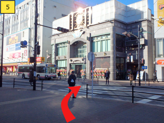 ⑤You can see a pedestrian crossing on the right side.