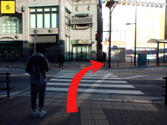 ⑥Go across the pedestrian crossing and go to right-hand direction.
