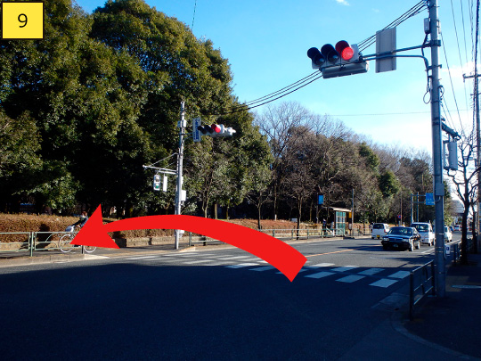 ⑨Walk about 20ｍ, you can see a pedestrian crossing, so go across it and turn left.